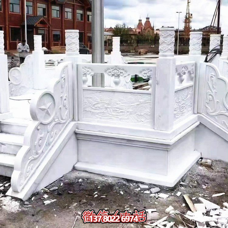 漢白玉升旗臺，做工精美，安全防護欄桿