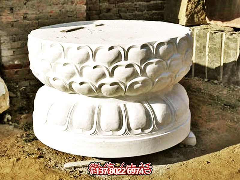 漢白玉制須彌座佛像，以精美圓形飾就古樸寺院