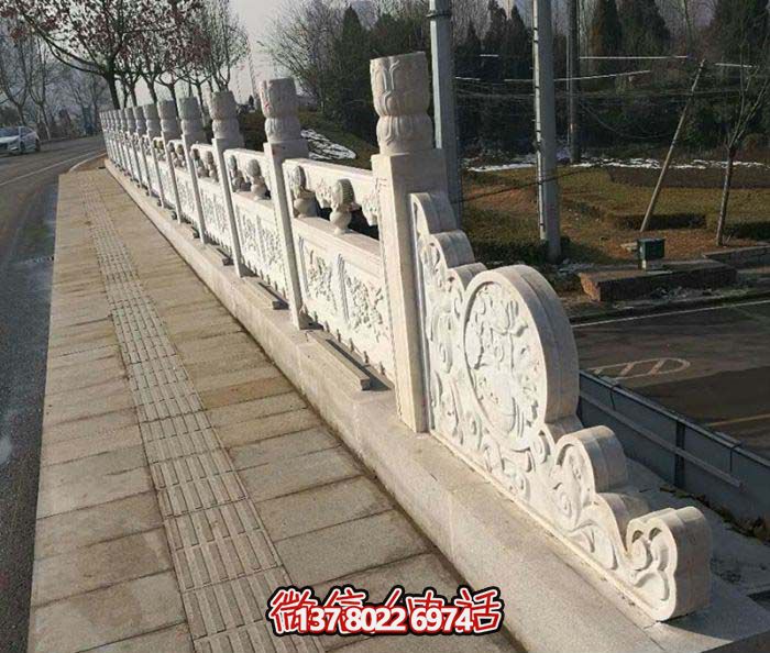 現代城市綠化防護欄桿，融入自然元素的花崗巖石雕