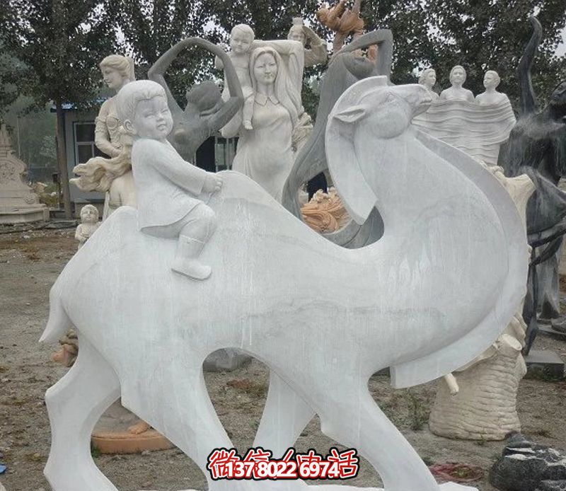 漢白玉駱駝雕塑，點綴公園里的抽象風情