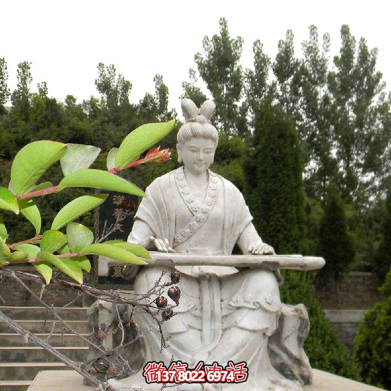 彈琴游玩古代景區，感受石雕雕塑之美