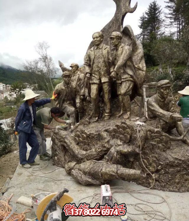 偉人紀念銅雕雕塑，讓廣場上洋溢著熱情