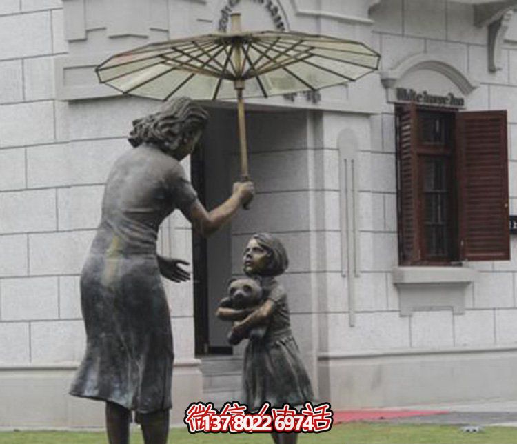 景區(qū)創(chuàng)意不銹鋼仿銅打傘的母子雕塑 景區(qū)創(chuàng)意不銹鋼仿銅打傘的母子雕塑