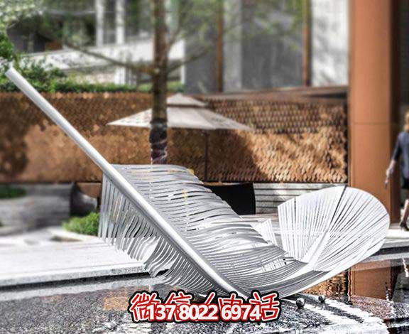 公園石梯上一個(gè)不銹鋼羽毛雕塑 公園石梯上一個(gè)不銹鋼羽毛雕塑