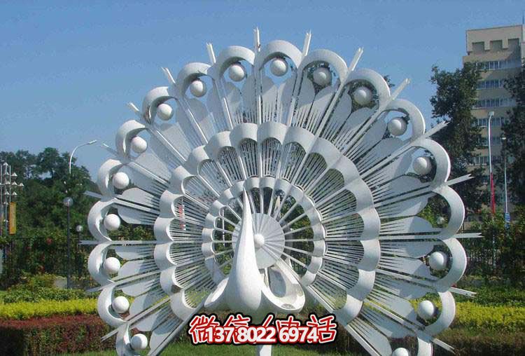 花園廣場里有一只漂亮的不銹鋼咯歐空孔雀雕塑 花園廣場里有一只漂亮的不銹鋼咯歐空孔雀雕塑